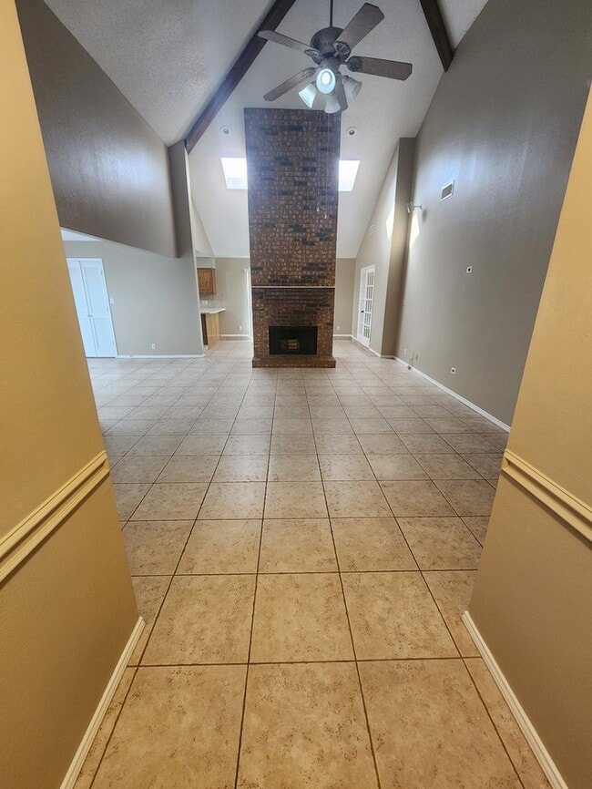 Building Photo - 3 bed 2 bath home, 2 car garage, 2 living areas!