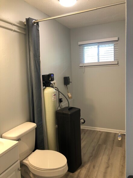 Building Photo - 140 Maple Dr