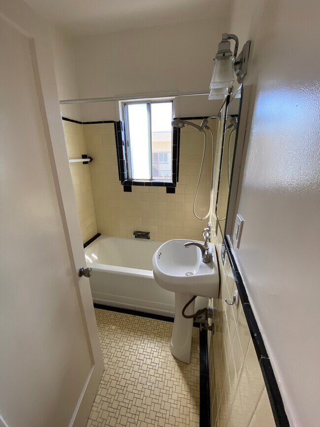 Building Photo - 516 N Heliotrope Dr