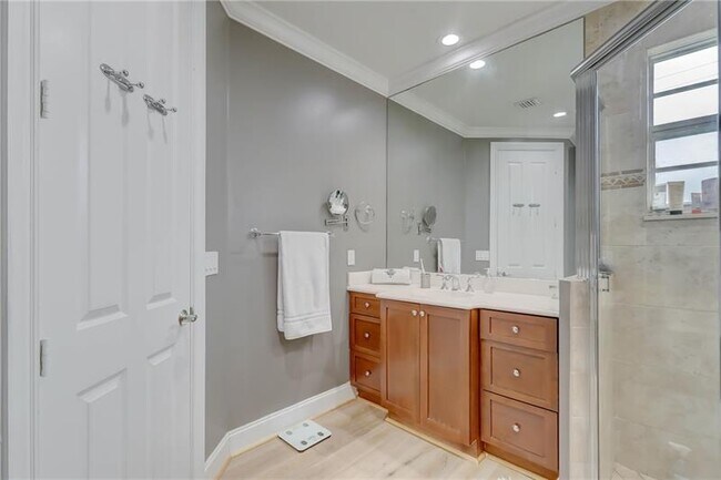 Building Photo - 1109 NE 16th Ave