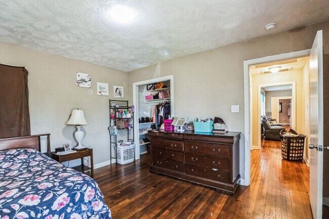Building Photo - 1301 Oaks Dr