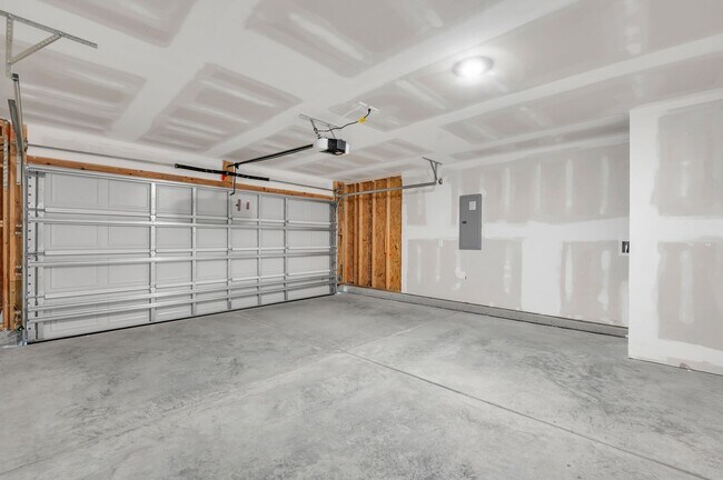 Building Photo - ***MOVE-IN SPECIAL*** $500 OFF OF YOUR FIR...