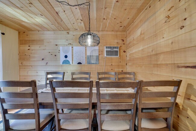 Building Photo - 255 Hillary Dr W