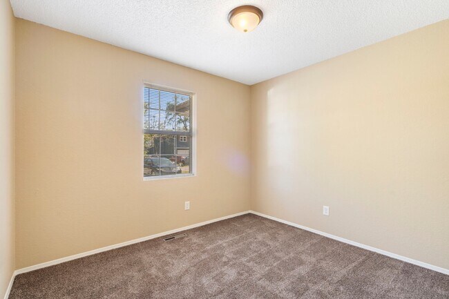 Building Photo - 1621 N Hillcrest Ave