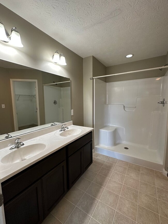 Building Photo - 3 Bedroom House and Fenced in Yard Availab...