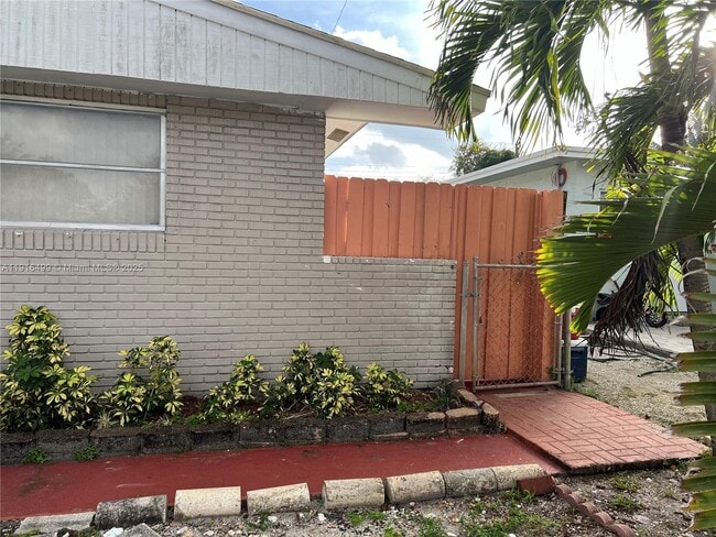 Building Photo - 4116 SW 21st St