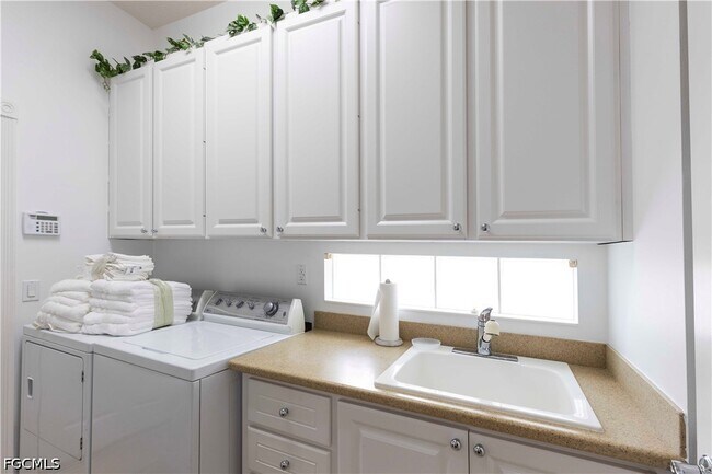 Building Photo - 7983 Valentina Ct
