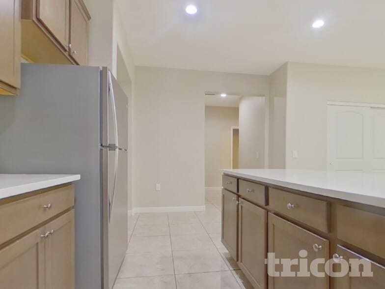 Building Photo - 30094 W Clarendon Ave