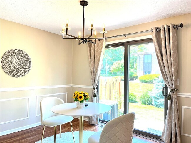 Building Photo - 3 Treetop Dr