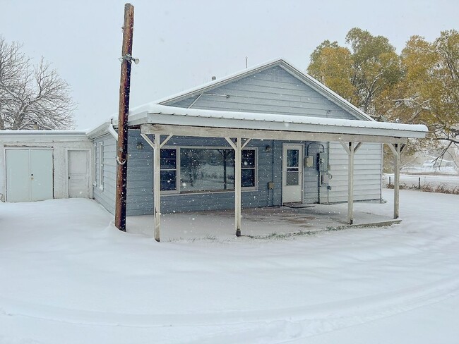 Building Photo - 6 month lease! 3 bed/ 1 bath Single Family Home on Coffeen!