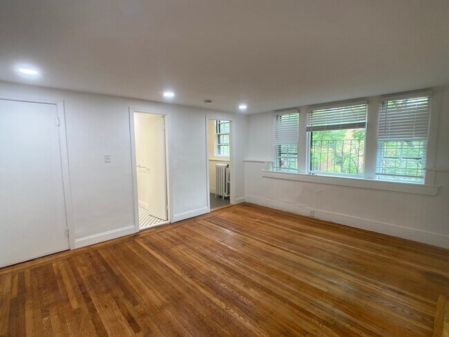 Building Photo - 107 Charles St