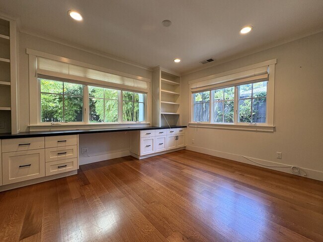Building Photo - Spacious 5BR/3.5BA Palo Alto Home with Gourmet Kitchen & Large Backyard