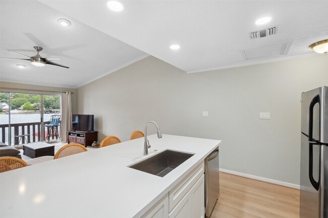 Building Photo - 801 River Rd