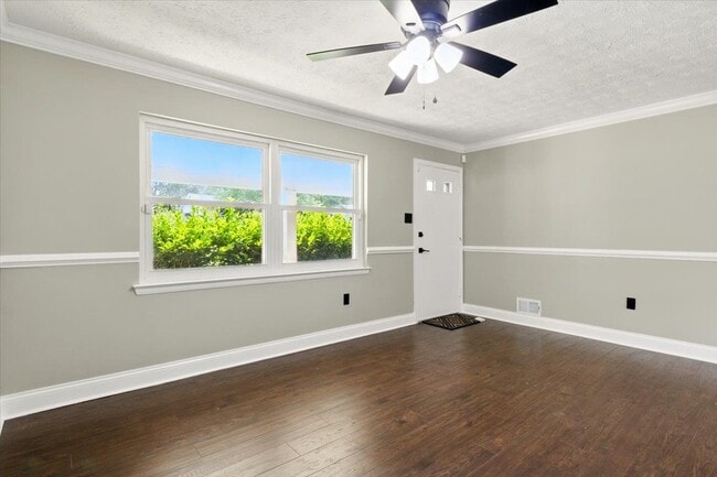 Building Photo - 643 University Dr