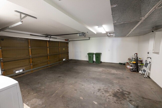 Building Photo - Spacious End-Unit Townhome in Gated Liberty Commons
