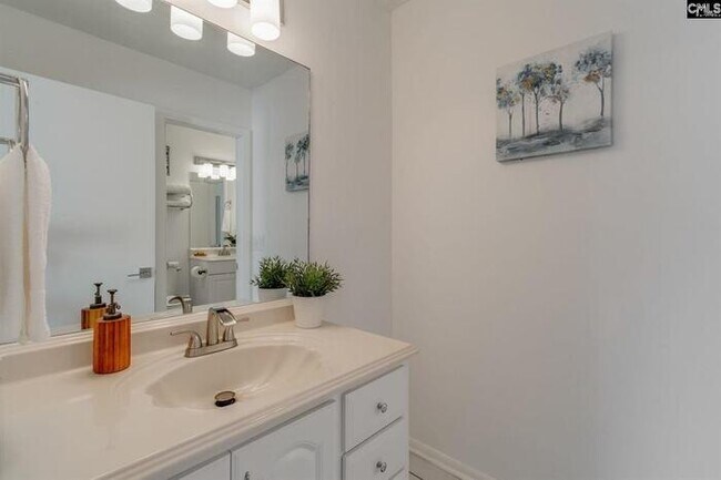 Building Photo - 8 Royalgate Dr