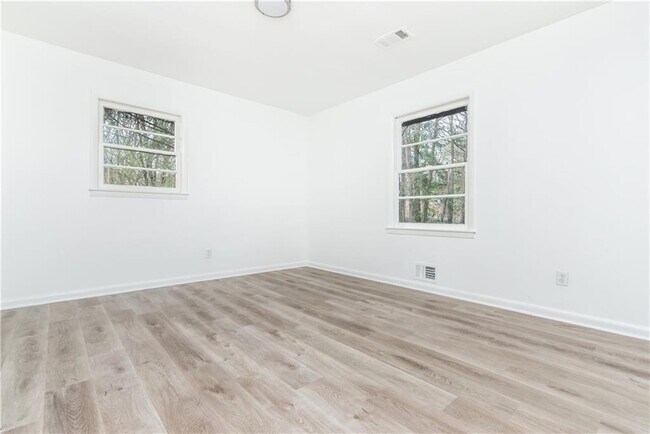 Building Photo - 1847 Elmwood Dr