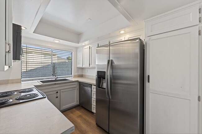 Building Photo - 3 Bedroom Townhome: Prime Location with Pool, Clubhouse and More!