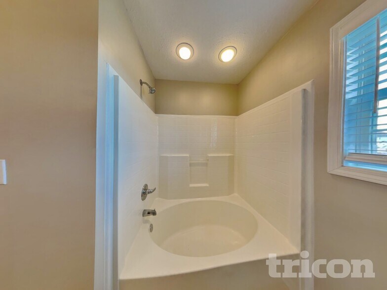 Building Photo - 1908 Sherman Court