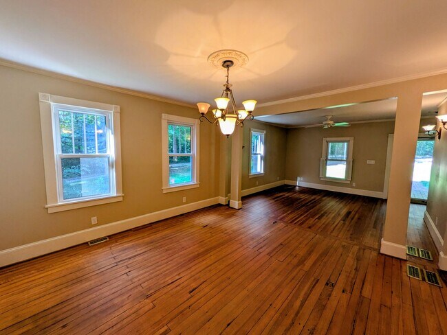 Building Photo - 1540 Yadkinville Rd