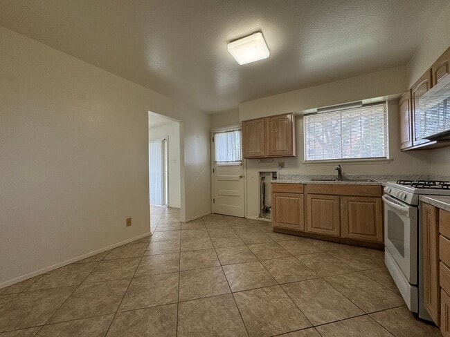Building Photo - East El Paso 3 bed Refrig A/C!