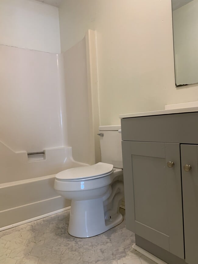 Building Photo - 103 S College St