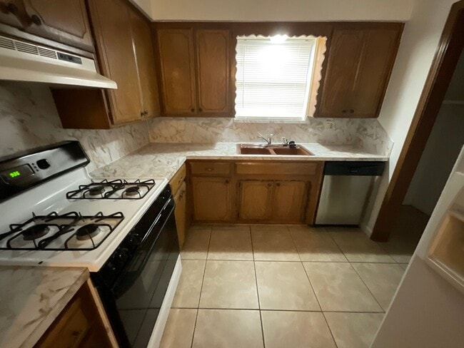 Building Photo - 3bd 2ba 2 car