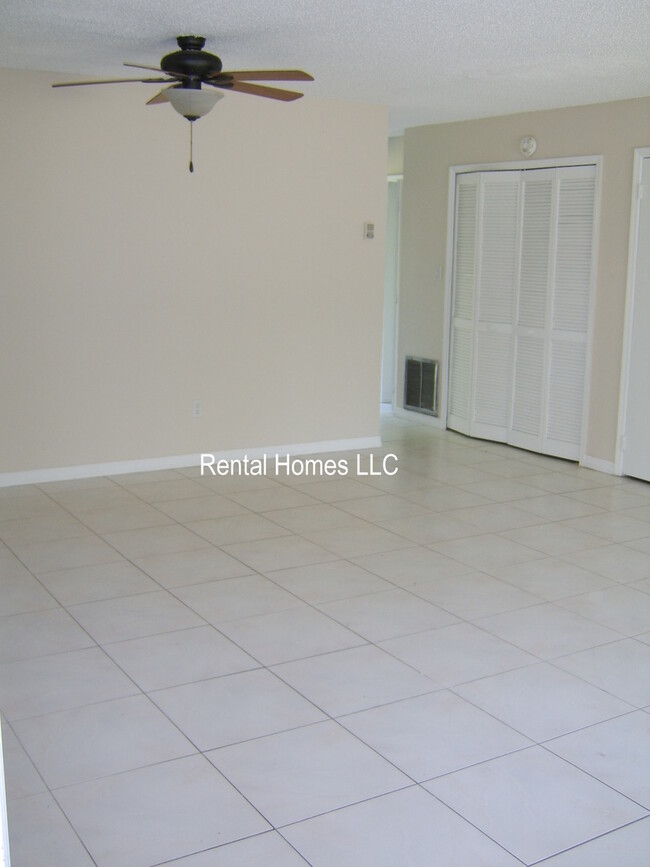Building Photo - Two Story Townhome in Winter Park, Tile Th...