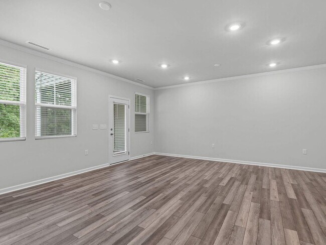 Building Photo - 3BR Like-New Townhome – GREAT PRICE - Community Pool/Playground