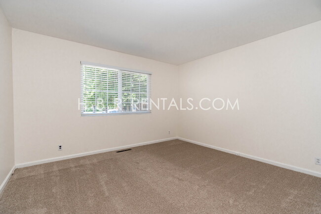 Building Photo - Charming Three Bedroom Single Story Liverm...