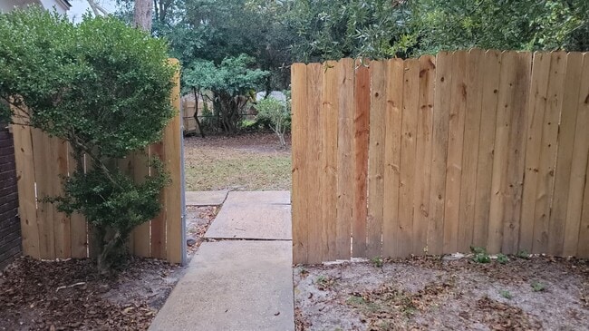 Building Photo - 2610 Demaret Dr