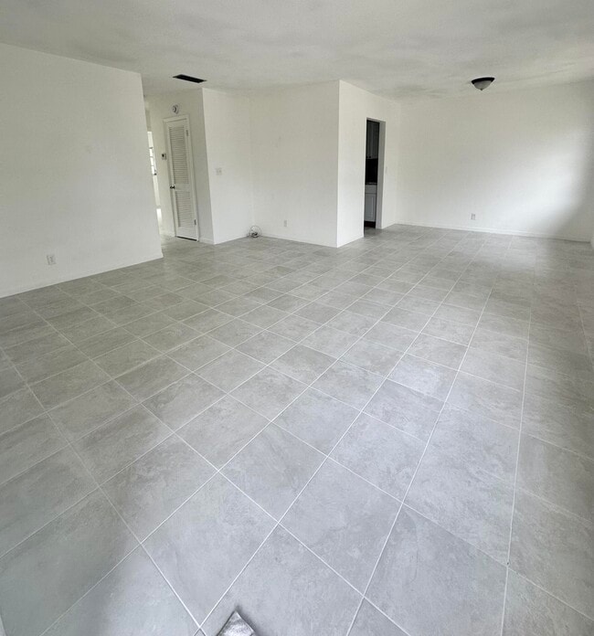 Building Photo - 606 C St