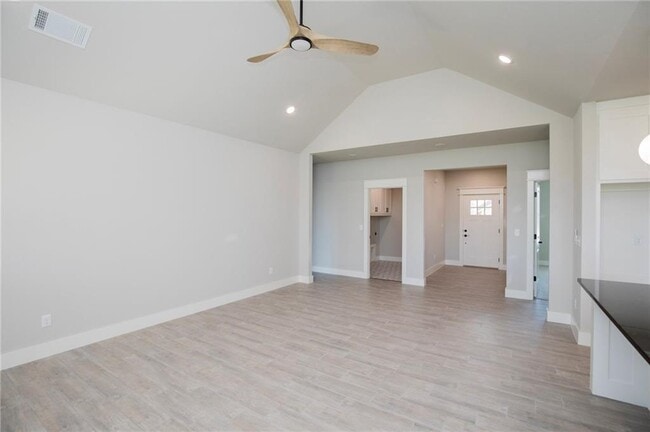 Building Photo - 300 White Oak St