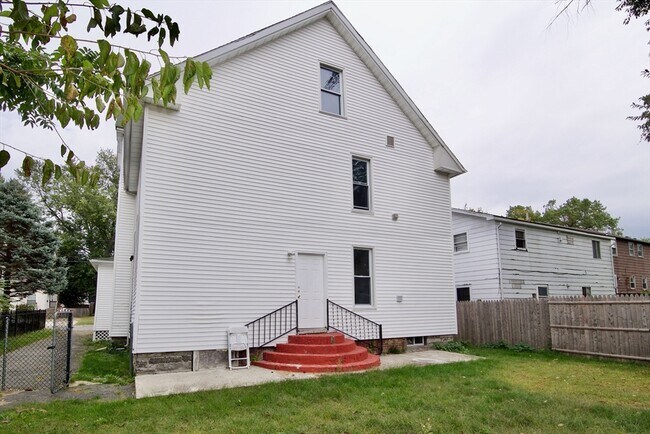 Building Photo - 58 Howes St