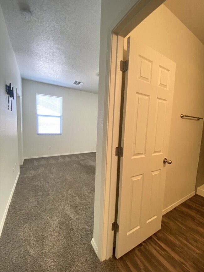 Building Photo - MUST SEE 3BR/2Bath