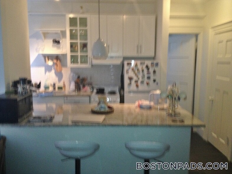 Building Photo - 465 Park Dr