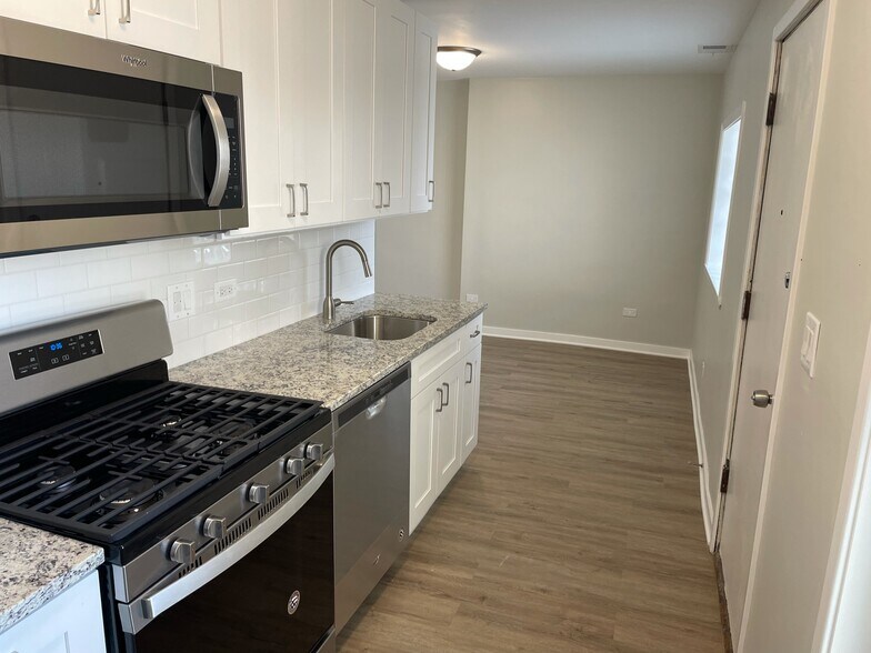 Building Photo - 2677 N Lincoln Ave