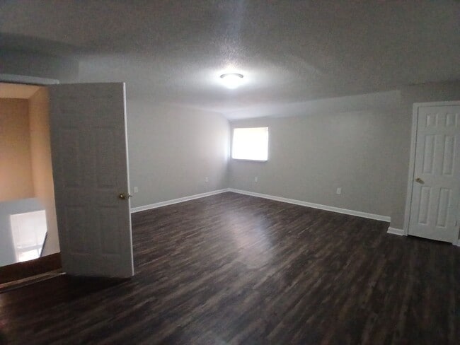 Building Photo - Newly Refreshed 3 bedroom 2 bath Duplex - Open To Section 8