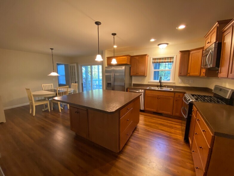 Building Photo - 2094 Fieldcrest Dr