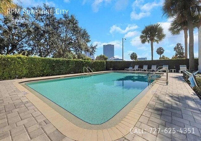 Building Photo - 701 Mirror Lake Dr N