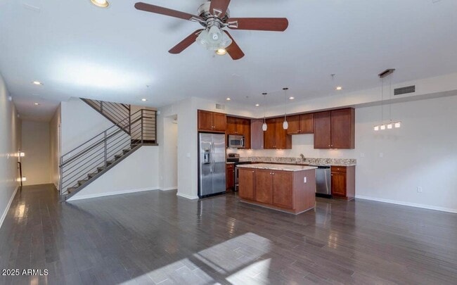 Building Photo - 525 W Lakeside Dr