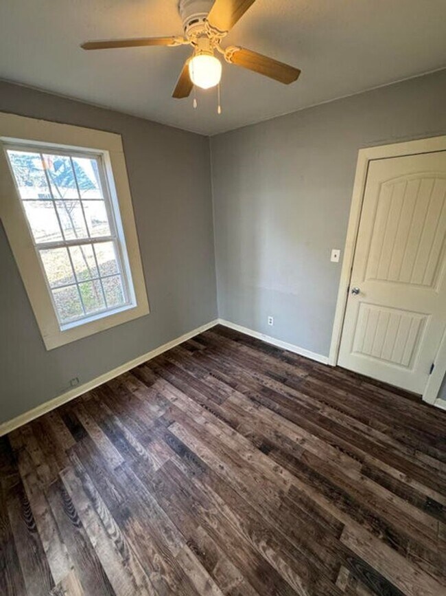 Building Photo - Great 1 bed 1 bath duplex in North Springfield. Remodeled
