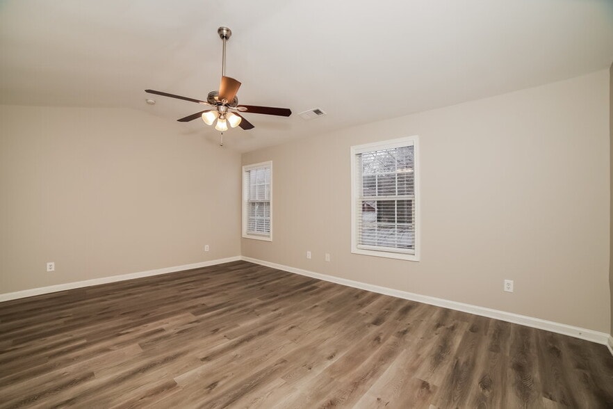 Building Photo - 1610 Silver Oak Dr