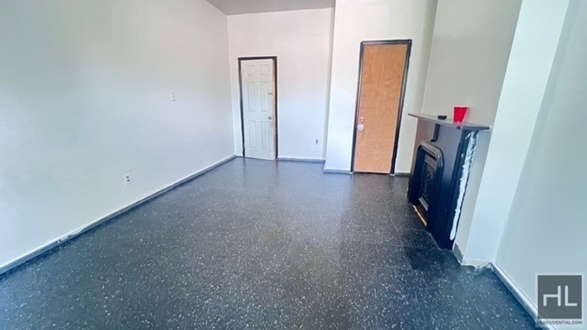 Building Photo - 444 Halsey St