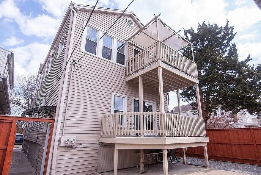 Back - 5434 N Lotus Ave