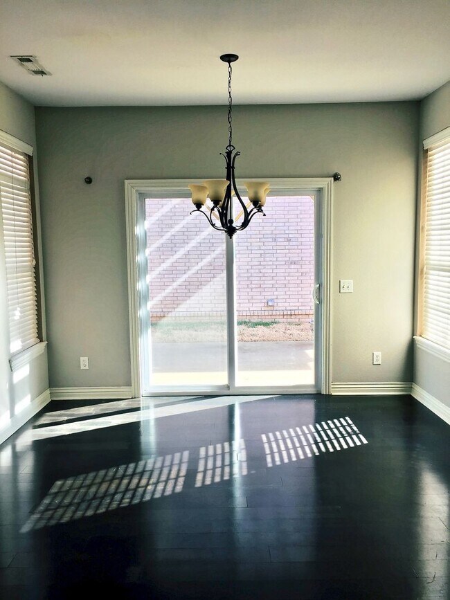 Building Photo - 3 Miles From the UofA!! Beautiful 3 Bedroo...