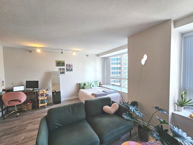 Building Photo - 512 N McClurg Ct