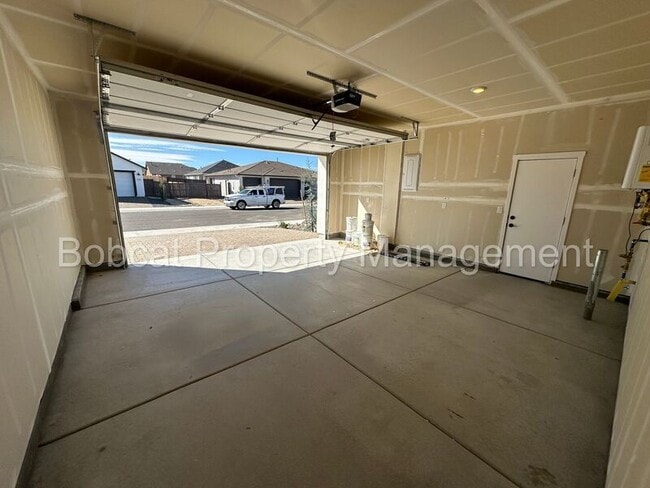 Building Photo - 1204 Spur Wy