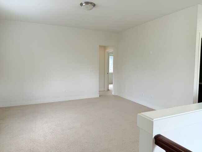 Building Photo - Beautiful 5-Bedroom Home with Mt. Rainier ...