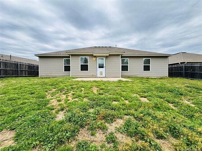 Building Photo - 4 bed/2 bath newer construction in prime location in Claremore!